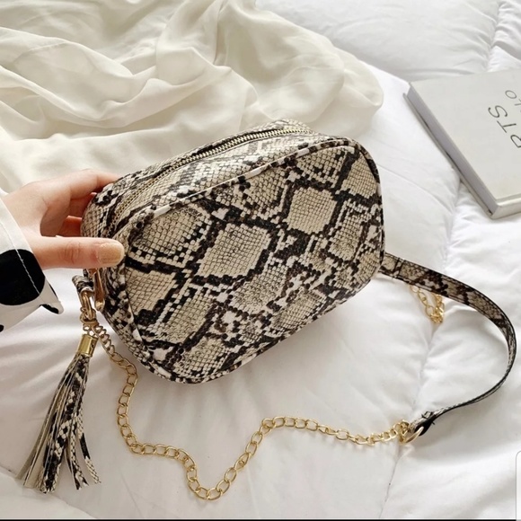 🆕️SALE!Snake Print Crossbody Messenger Bag💕 - Picture 4 of 11